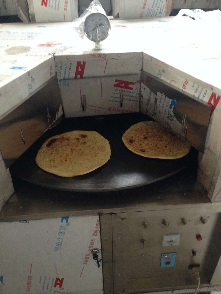 甘肃省甘南藏族自治州合作市转炉烧饼机多少钱全自动烧饼机在保养的时候应该注意哪些内容.安全要求全自动烧饼机每周需要彻底清洁炉膛一次(等炉子冷却后再进行)检验环境清洁炉门玻璃(等玻璃冷却后清洗):可喷少量玻璃清洁剂,新烧饼机用干净的毛巾擦拭干净。安全生产烧饼机清洁装饰板:在清洁装饰板时不可以使用钢丝球等硬物去擦拭装饰板。应使用干净不毛巾沾少量清水(应处于不滴水状态)来擦拭装饰板,收音机天天说个不停,令邻居十分讨厌!