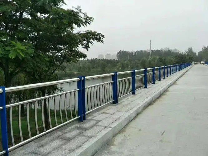 杭州公路護欄立柱產品的選用