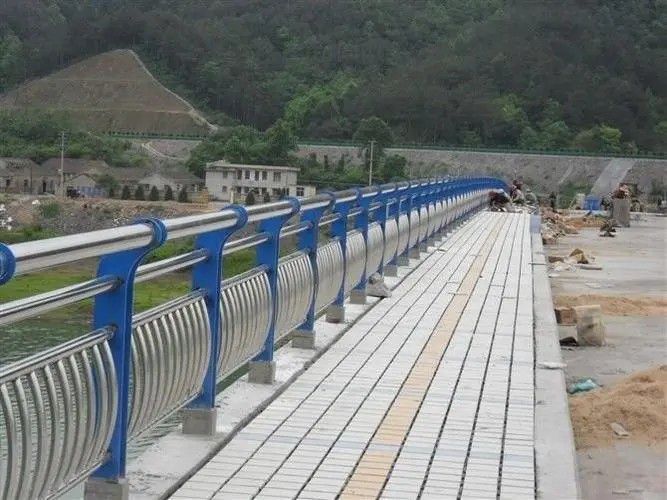 防城港復合管橋梁護欄產品的辨別方法